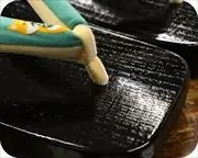 捌き大右近に犬柄福林花緒　前壷