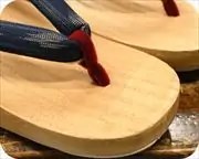 相右近に絣柄花緒　前壷