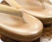 ３分３枚本革草履に花柄ぼかし福林花緒　前壷