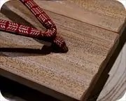 胡麻竹真角に矢羽柄印伝丸花緒　前壷