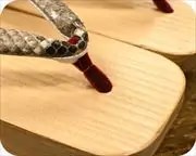 相千両にニシキヘビ革花緒　前壷