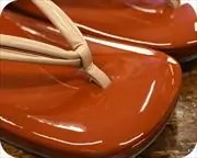 エナメル本革草履にエナメル一本どっこ花緒　前壷