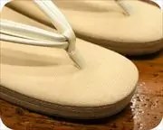 からむし草履にエナメル花緒　前壷