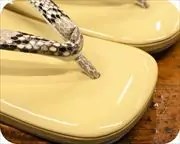 本革エナメル草履にニシキヘビ革花緒　前壷