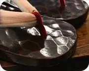 鎌倉彫相右近にぼかし縞柄福林花緒　前壷