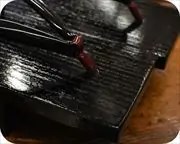 捌き真角にエナメル花緒　前壷