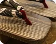 焼き砥の粉芳町に蛇の目傘柄花緒　前壷