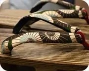焼き砥の粉芳町に蛇の目傘柄花緒　花緒