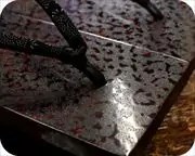 紋紗塗り真角に爪唐草柄印伝花緒　前壷