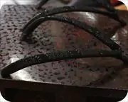 紋紗塗り真角に爪唐草柄印伝花緒　花緒