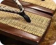 変わり相三味に黒裏蛇革花緒　前壷