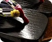 捌き芳町に矢絣柄花緒　前壷