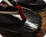 捌き相右近に猫柄福林花緒　前壷