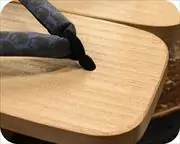 大下方に髑髏柄花緒　前壷