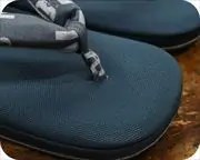 帆布草履に文字柄花緒　前壷