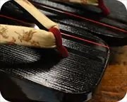 クシ目相千両に百鬼夜行柄花緒　前壷