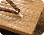 胡麻竹真角に爪唐草柄印伝江戸褄花緒　前壷