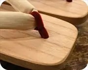 芳町に猫柄花緒　前壷