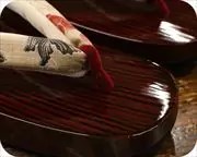 糸春舟形に金魚柄花緒　前壷