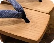 相三味に網目柄花緒　前壷