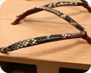 真角に赤裏ニシキヘビ革花緒　花緒