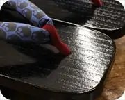 捌き芳町に髑髏柄花緒　前壷