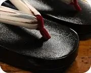叩き舟形に矢絣柄福林花緒　前壷