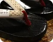 捌き相右近に小千谷縮福林花緒　前壷