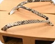 大下方にニシキヘビ革花緒　花緒