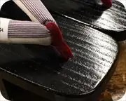 捌き芳町に縞柄福林花緒　前壷