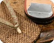 茶パナマ草履に蜻蛉柄印伝花緒　花緒