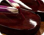 糸春舟形に矢絣柄花緒　前壷