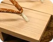 真角に蜻蛉柄印伝花緒　前壷