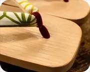 芳町に麻の葉柄花緒　前壷