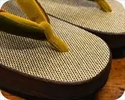 シコロ張り舟形に編み三石花緒　前壷