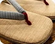 麻織風草履に結城紬花緒　前壷