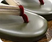 艶消し草履に真田紐福林花緒　前壷