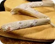 南部表２の５枚芯草履に花柄刺繍花緒　花緒