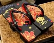 持ち込み台にヘビ革二石花緒　前壷