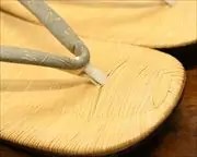 幅狭南部表雪駄に蜻蛉柄印伝花緒　前壷
