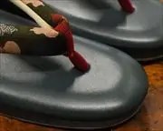 艶消し草履に瓢箪柄花緒　前壷