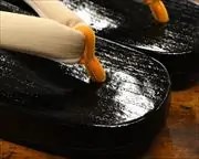 黒捌き舟形に猫柄花緒　前壷