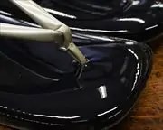 エナメル草履にエナメル花緒　前壷