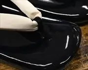 男物エナメル草履にぼかし花緒　前壷