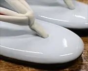 直付けエナメル草履に本天一本どっこ花緒　前壷