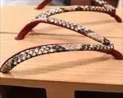真角に赤裏ニシキヘビ革花緒　花緒
