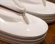 ３の５枚芯・白赤本革草履　前壷