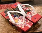 花絵・夫婦下駄　前壷