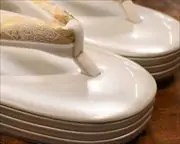 ３分３枚本革草履に名物裂福林花緒　前壷