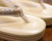 ３分３枚本革草履に名物裂福林花緒　前壷